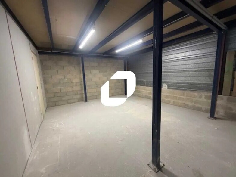 Office in Marines for lease - Interior Photo - Image 1 of 16