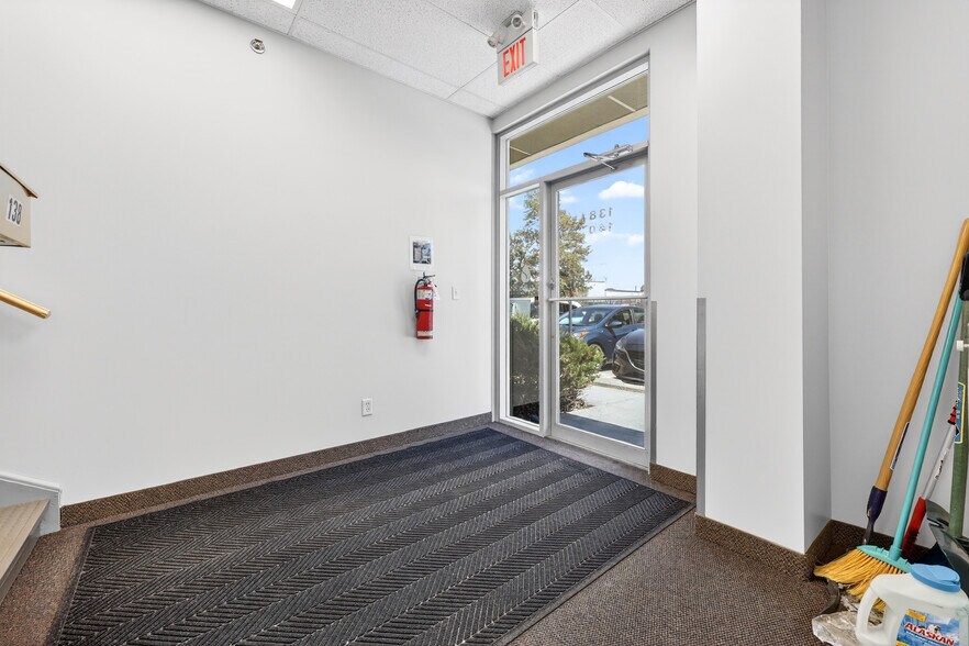 5700 1st St SW, Calgary, AB à vendre - Photo du bâtiment - Image 3 de 43
