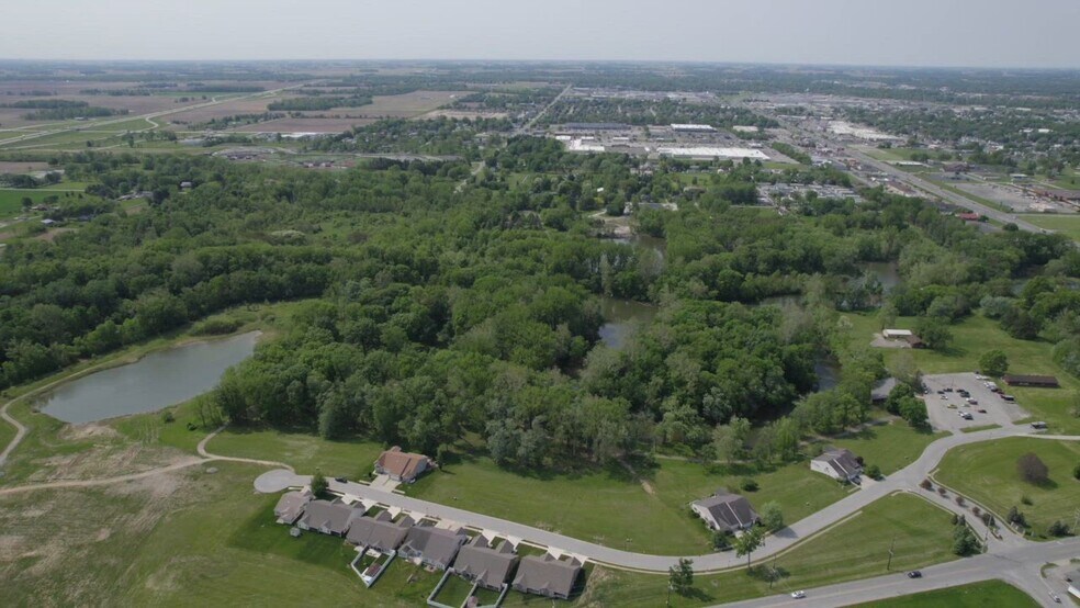 100 S Reed Rd, Kokomo, IN à vendre - Vidéo sur l’inscription commerciale - Image 2 de 3