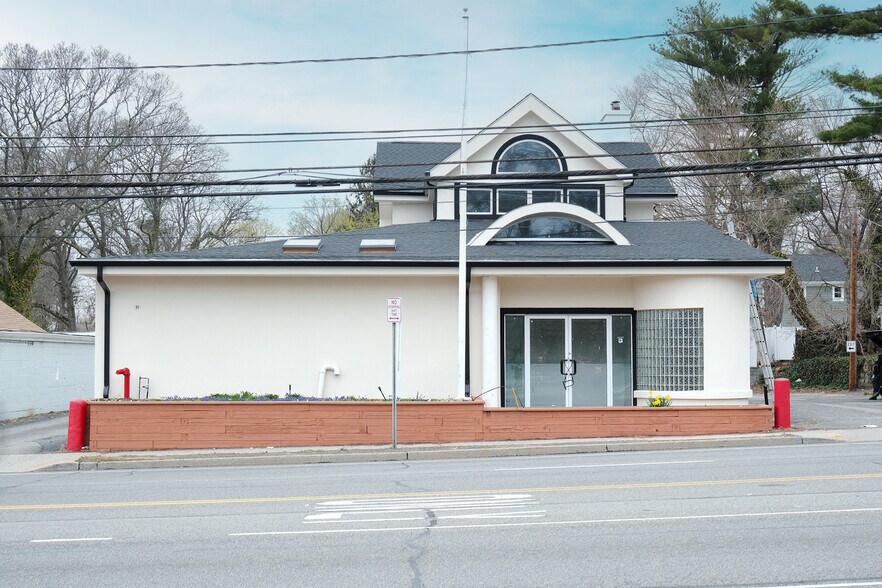 125 E Jericho Tpke, Huntington Station, NY à louer - Photo du bâtiment - Image 3 de 19