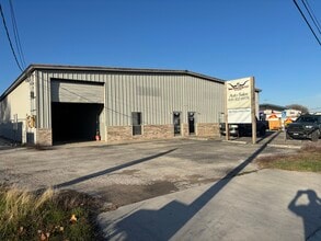 266 Trade Center Dr, New Braunfels, TX for lease Interior Photo- Image 1 of 8