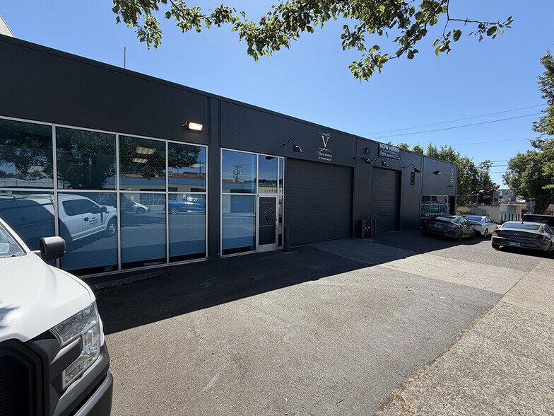 711 SE Stark St, Portland, OR à vendre - Photo du bâtiment - Image 1 de 10