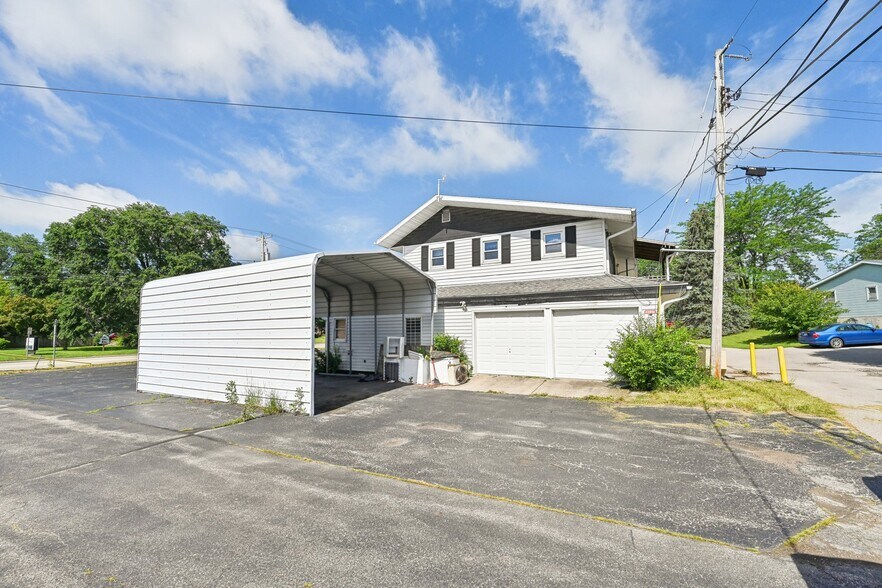 916 Madison Ave, Fort Atkinson, WI à vendre - Photo du bâtiment - Image 2 de 76