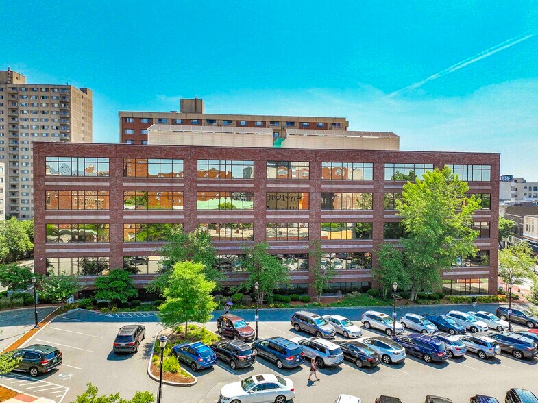 75 Pleasant St, Malden, MA à louer - Photo du bâtiment - Image 2 de 4