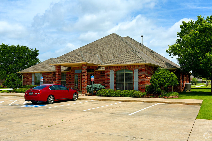 417 W 18th St, Edmond, OK à louer - Photo principale - Image 1 de 22