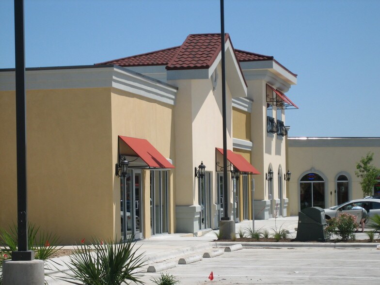 696 Tx-71 Hwy, Bastrop, TX à louer - Photo du bâtiment - Image 1 de 2