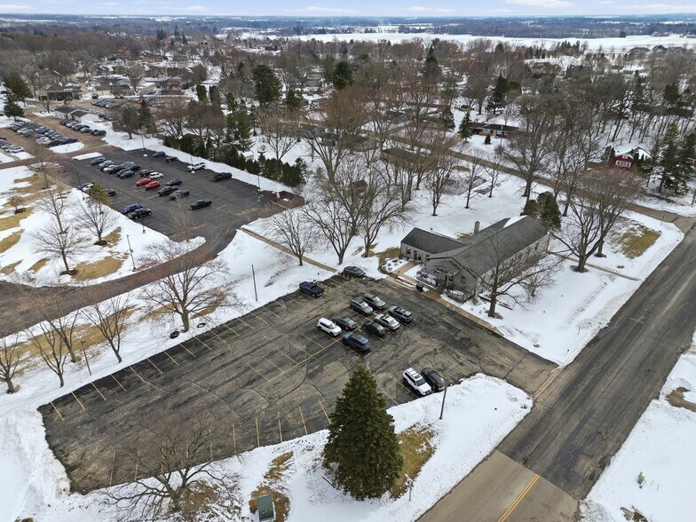 225 Hoel Ave, Stoughton, WI à vendre - Aérien - Image 2 de 37