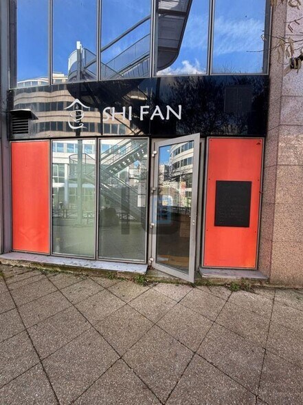 Retail in Nanterre for lease - Building Photo - Image 1 of 8