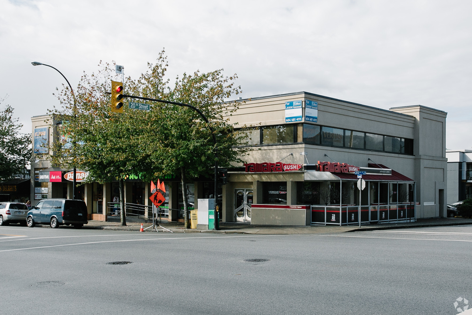 1945-1995 Lonsdale Ave, North Vancouver, BC à vendre Photo principale- Image 1 de 1