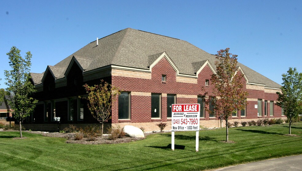 2201 Auburn Rd, Auburn Hills, MI à louer - Photo du bâtiment - Image 3 de 4