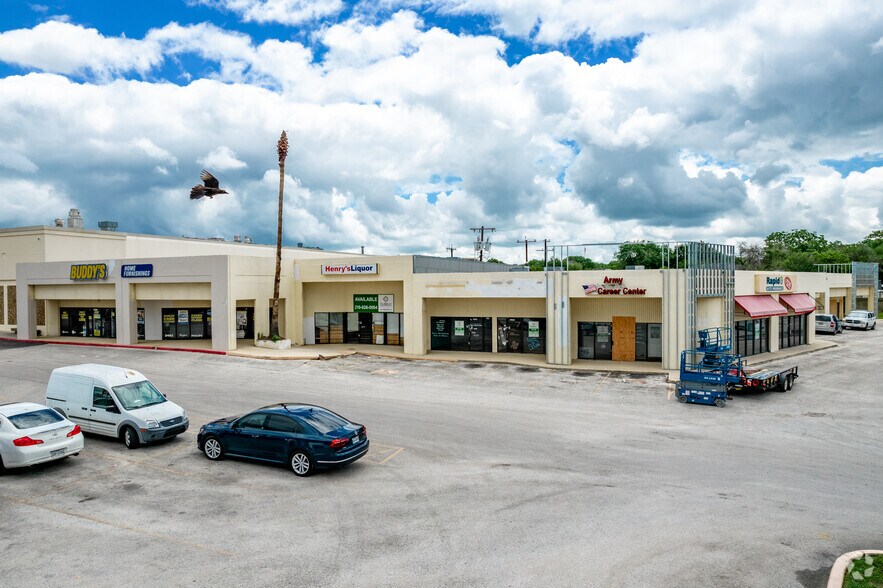 12002-12016 Perrin Beitel Rd, San Antonio, TX à louer - Photo du bâtiment - Image 2 de 7