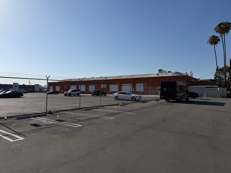 12955 Chadron Ave, Hawthorne, CA à louer - Photo du bâtiment - Image 3 de 4
