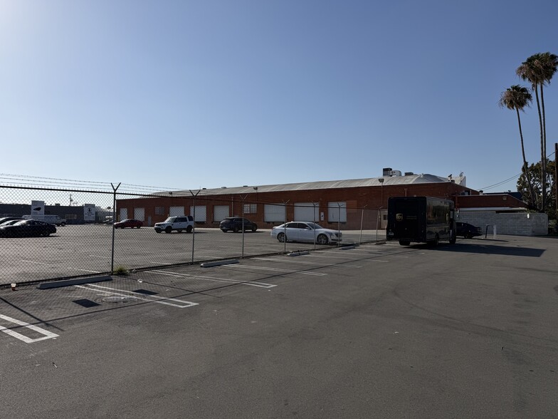 12955 Chadron Ave, Hawthorne, CA à louer - Photo du bâtiment - Image 3 de 4