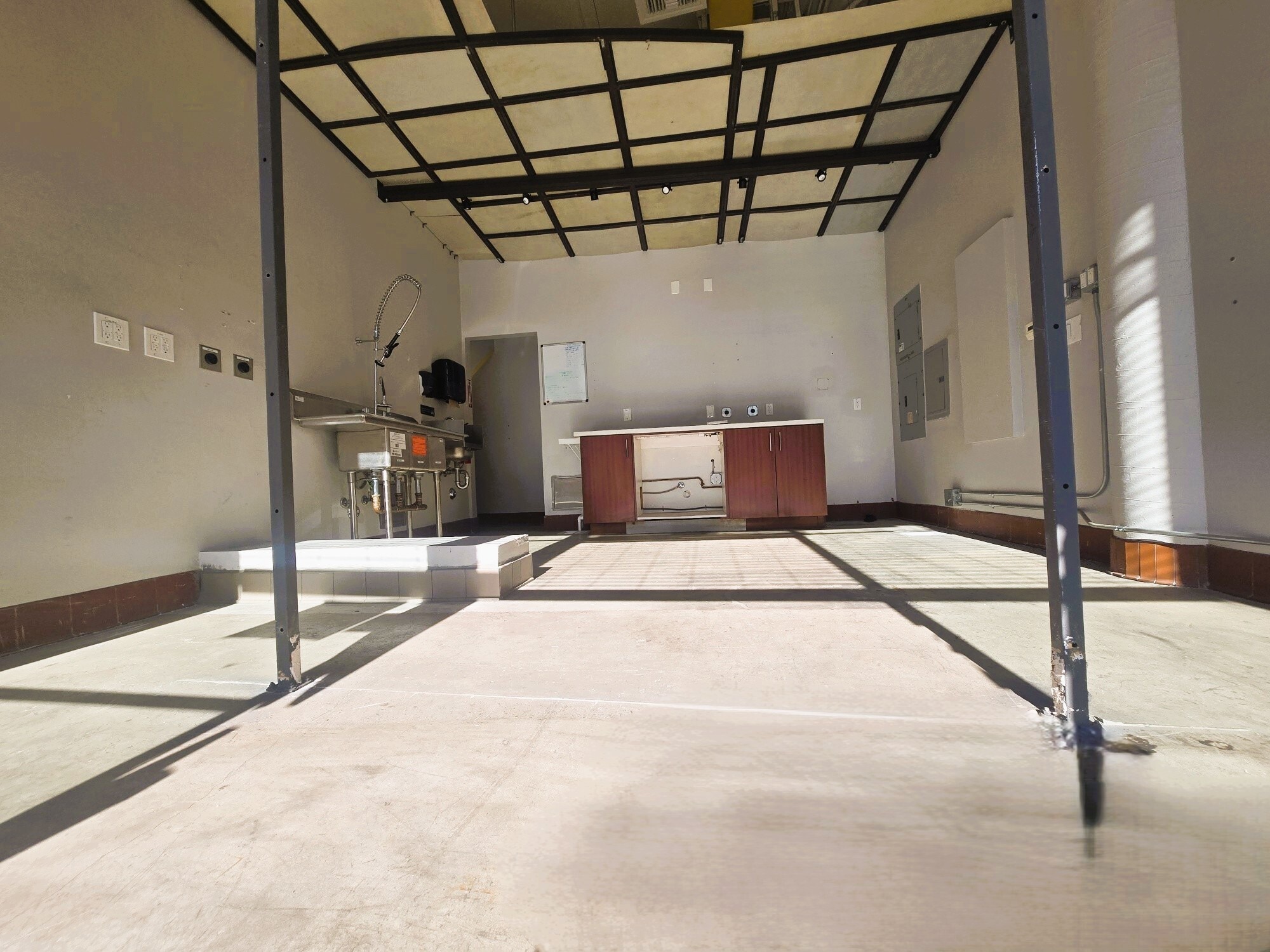 221 E 12th St, Los Angeles, CA à louer Photo intérieure- Image 1 de 2