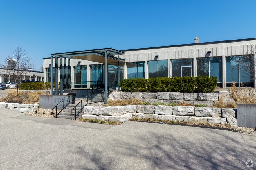 1125 Leslie St, Toronto, ON à louer - Photo du bâtiment - Image 3 de 23