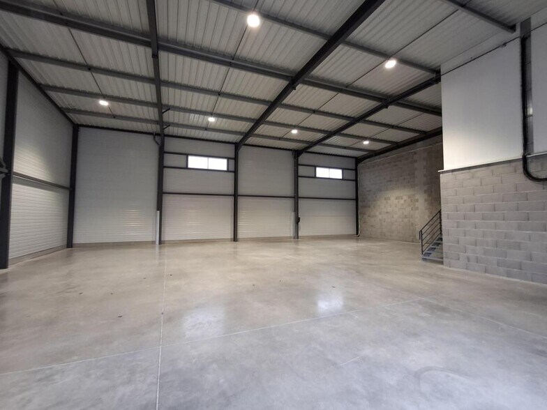 Flex in Chassieu for lease - Interior Photo - Image 3 of 7