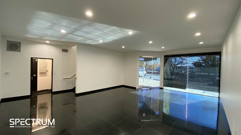 21617-21621 Nordhoff St, Chatsworth, CA à louer - Photo du bâtiment - Image 3 de 15