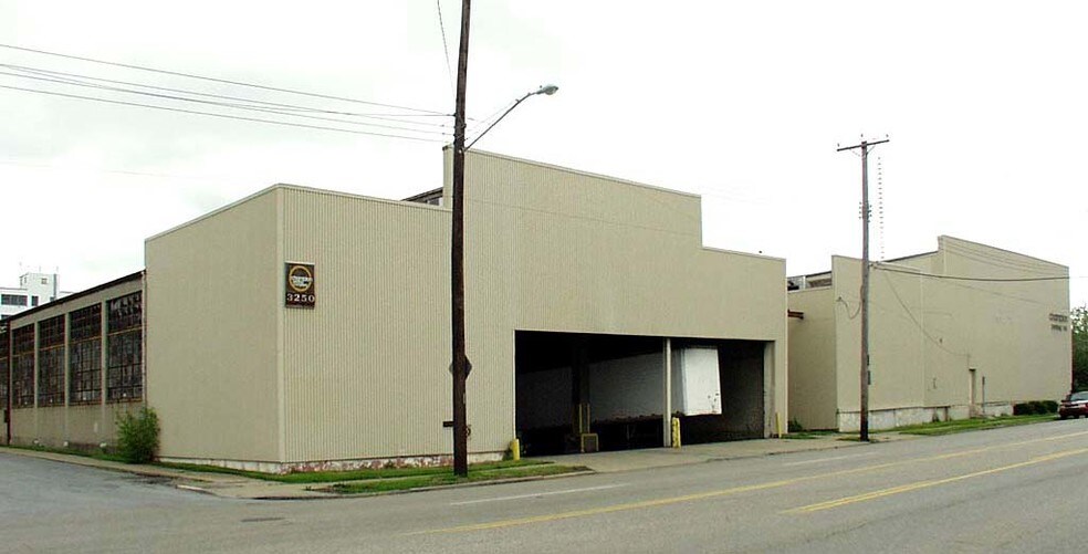 3250 Spring Grove Ave, Cincinnati, OH à vendre - Photo du bâtiment - Image 2 de 4