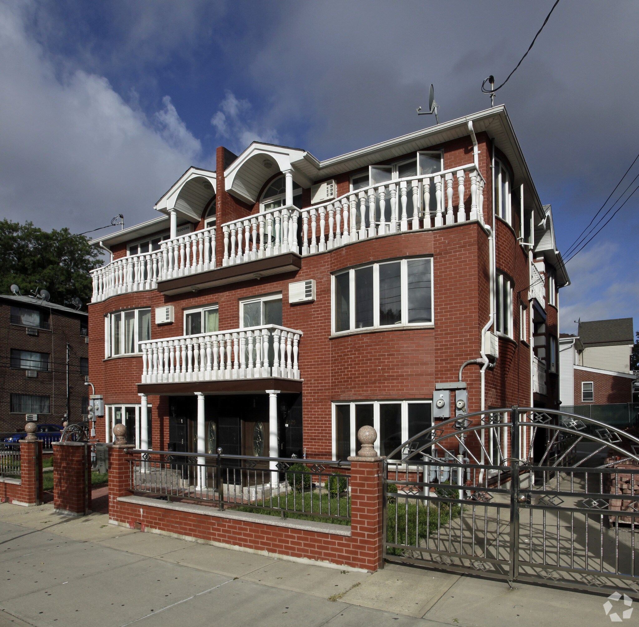 142-05 45th Ave, Flushing, NY à louer Photo principale- Image 1 de 7