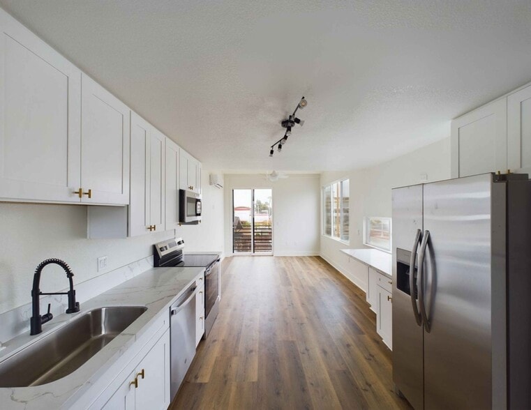 3046 Nimitz Blvd, San Diego, CA for sale - Interior Photo - Image 3 of 14