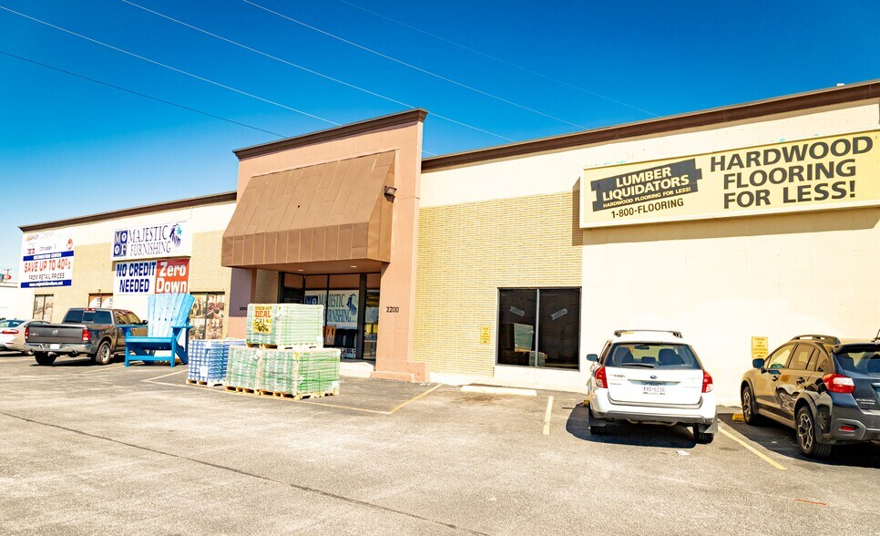 2200-2206 NW Loop 410, San Antonio, TX à louer - Photo du bâtiment - Image 2 de 9