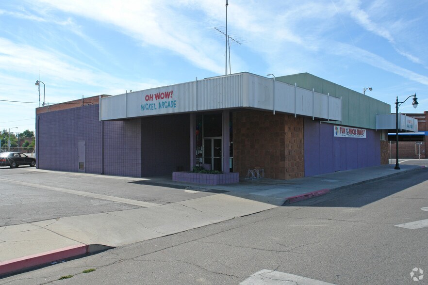 300 E Center St, Visalia, CA for lease - Building Photo - Image 2 of 2