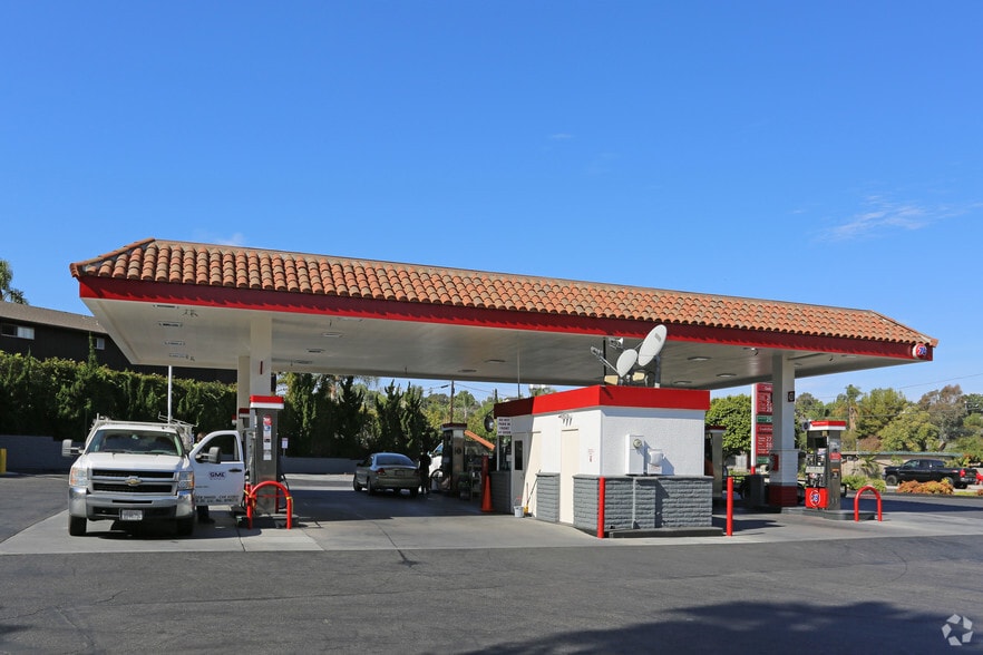 960 Civic Center Dr, Vista, CA for sale - Building Photo - Image 2 of 7