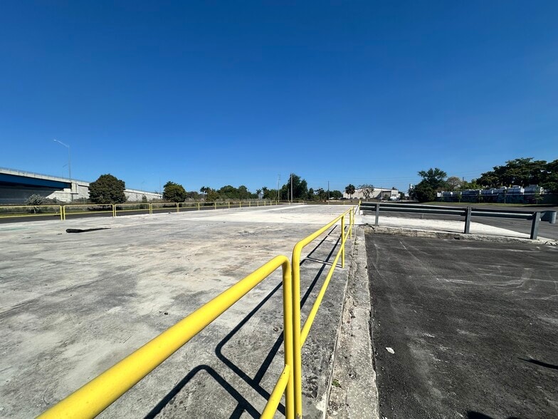 1377 Hammondville Rd, Pompano Beach, FL for lease - Building Photo - Image 3 of 4