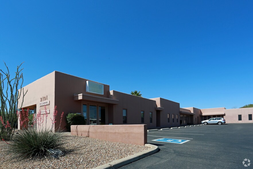2101 N Country Club Rd, Tucson, AZ à louer - Photo du bâtiment - Image 1 de 6