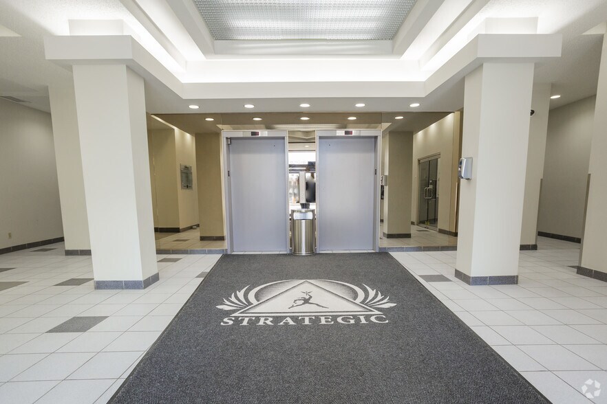 1121 Centre St NW, Calgary, AB à louer - Hall d’entrée - Image 2 de 6