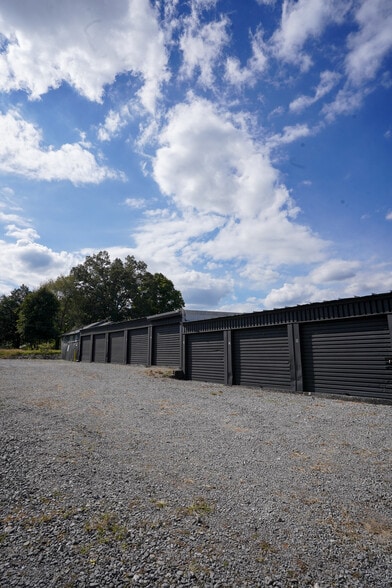 Hope Storage Portfolio | 155 Units portefeuille de 2 propriétés à vendre sur LoopNet.ca - Photo du bâtiment - Image 3 de 23