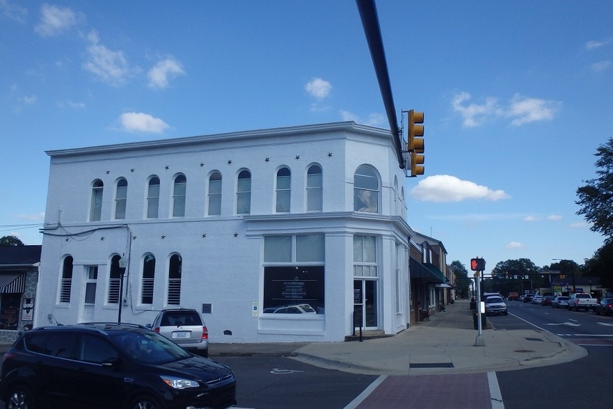 146-148 W Trade St, Dallas, NC for lease - Building Photo - Image 3 of 5