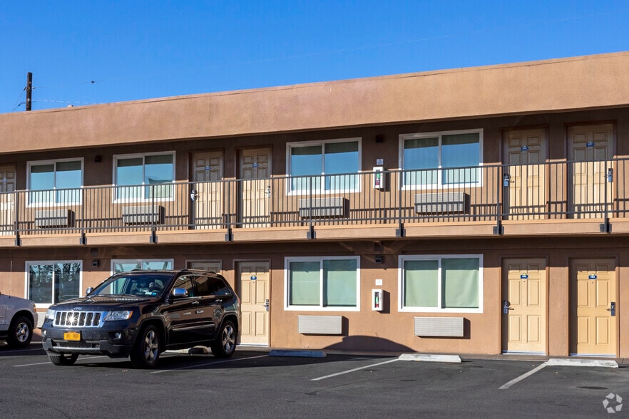 6090 N Blackstone Ave, Fresno, CA for sale - Building Photo - Image 3 of 30