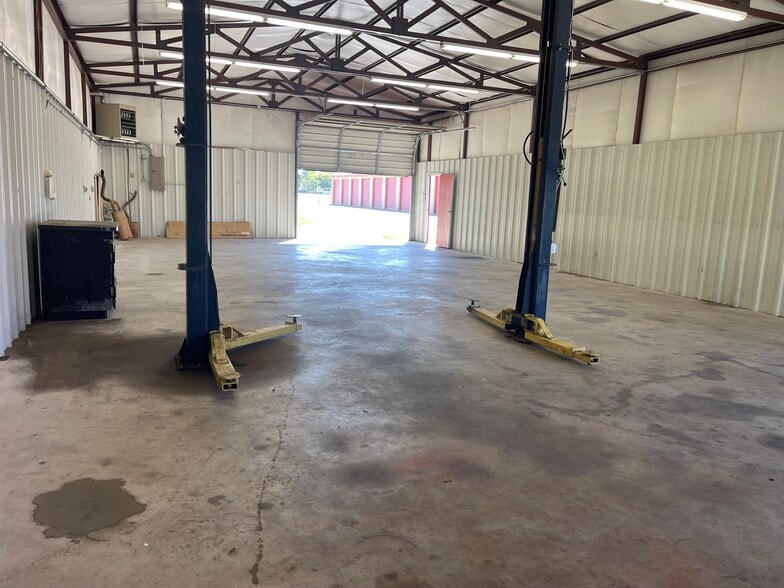 15 Oak Dr, Shawnee, OK for lease - Interior Photo - Image 3 of 9