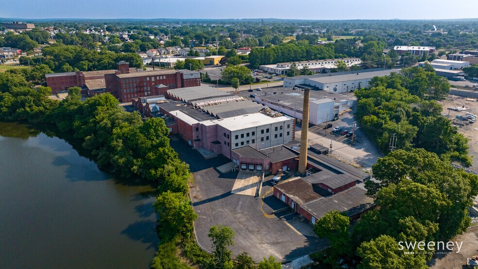 727 School St, Pawtucket, RI à louer - Photo du bâtiment - Image 2 de 6