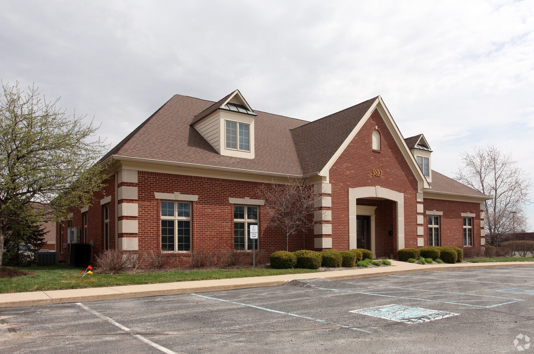 9810 Westpoint Dr, Indianapolis, IN à louer Photo du bâtiment- Image 1 de 16