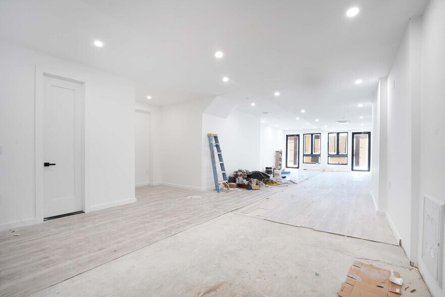 141 Meserole St, Brooklyn, NY à louer - Photo du bâtiment - Image 2 de 5