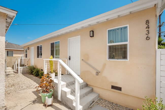 Plus de détails pour 8430 Wiley Post Ave, Los Angeles, CA - Multi-résidentiel à vendre