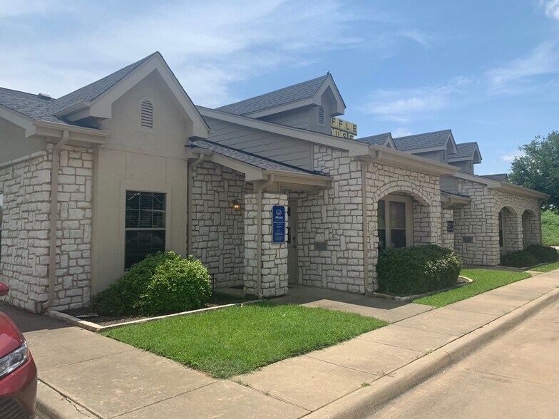 2993 S Watson Rd, Grand Prairie, TX à louer - Photo du bâtiment - Image 3 de 10