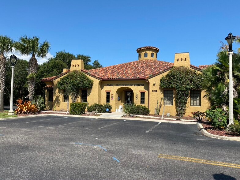 6032 N Wickham Rd, Melbourne, FL à louer - Photo du bâtiment - Image 2 de 6