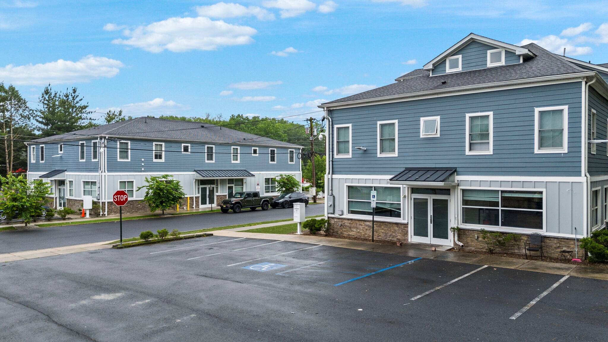 College Portfolio near TCNJ portefeuille de 3 propriétés à vendre sur LoopNet.ca Photo principale- Image 1 de 54