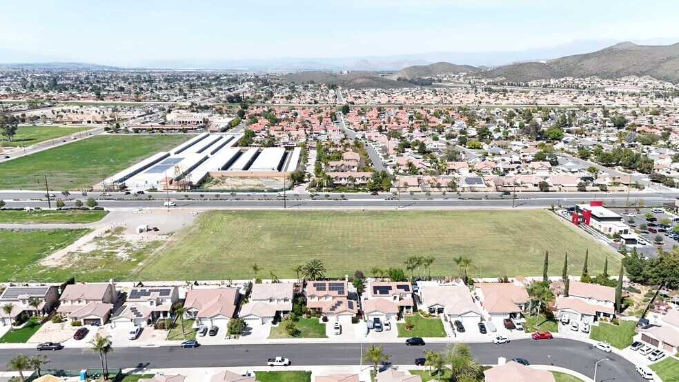 27195 Newport Rd, Menifee, CA à vendre - Photo du bâtiment - Image 2 de 3