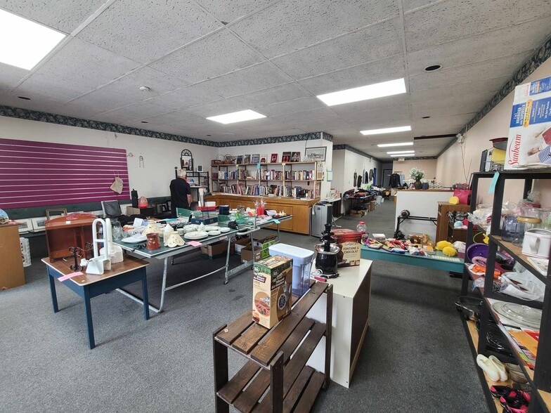 5014 50 Av, Ponoka, AB for sale - Interior Photo - Image 2 of 6
