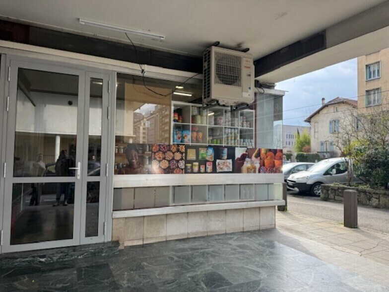 Retail in Grenoble for sale - Building Photo - Image 2 of 4