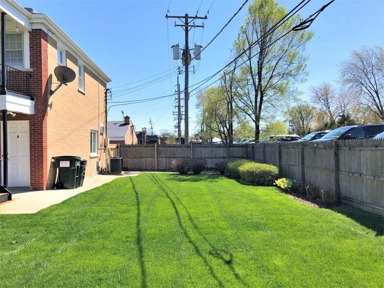 5508 S Brainard Ave, Countryside, IL à louer - Photo du bâtiment - Image 3 de 17