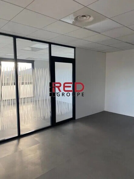 Office in Aubagne for lease - Building Photo - Image 3 of 5