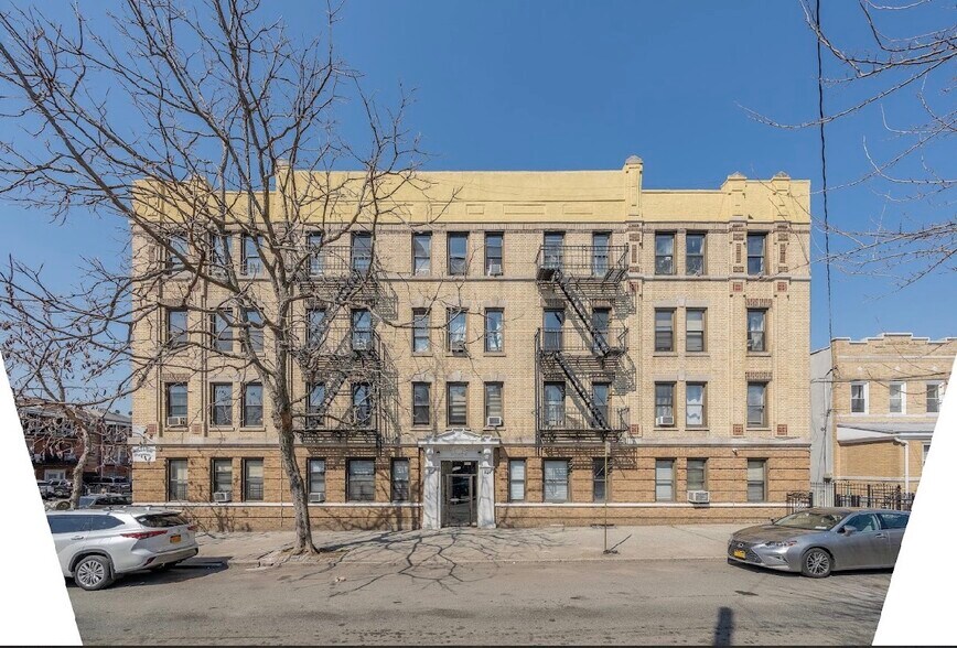 2594 42nd St, Astoria, NY à vendre - Photo du bâtiment - Image 2 de 11