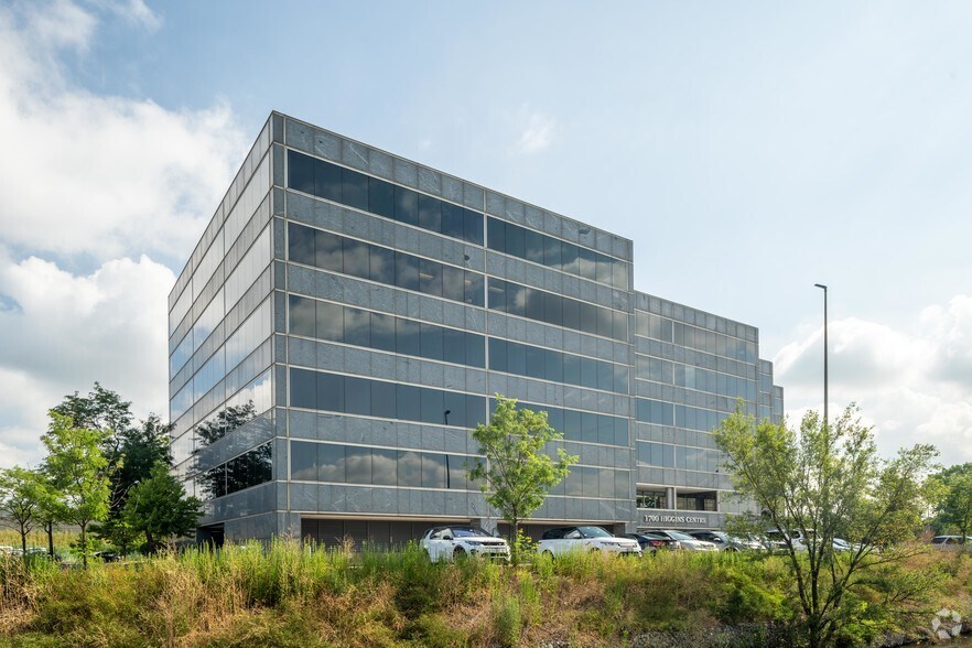 1700 W Higgins Rd, Des Plaines, IL à louer - Photo du bâtiment - Image 3 de 7