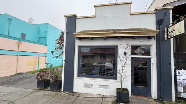 Plus de détails pour 35 E Commercial St, Willits, CA - Spécialité à vendre