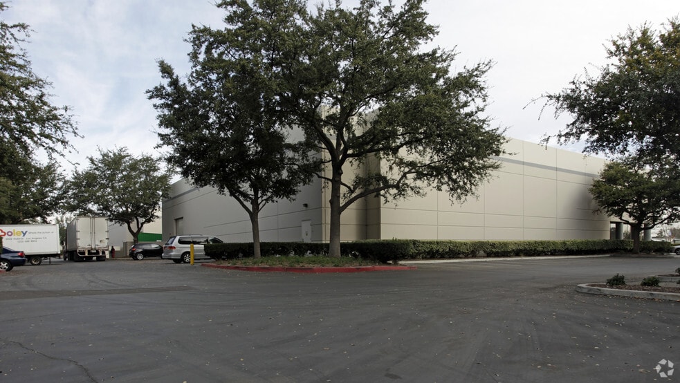 14042 Central Ave, Chino, CA for lease - Building Photo - Image 3 of 4